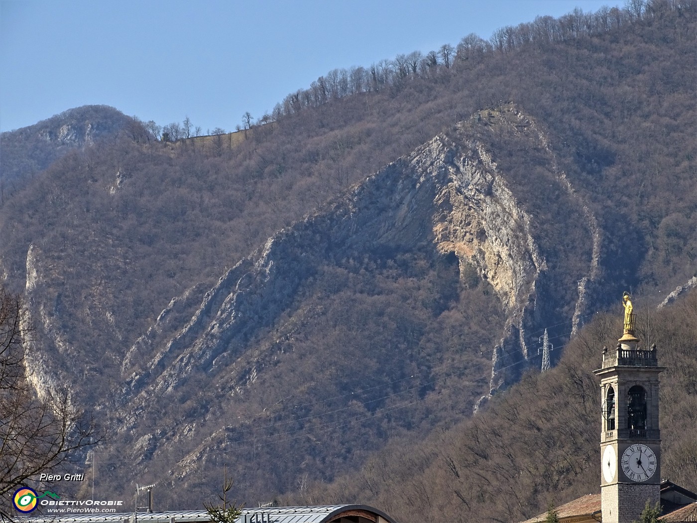 92 Ore 12.30 al campanile di S. Lorenzo con vista sulla Corna Rossa.JPG